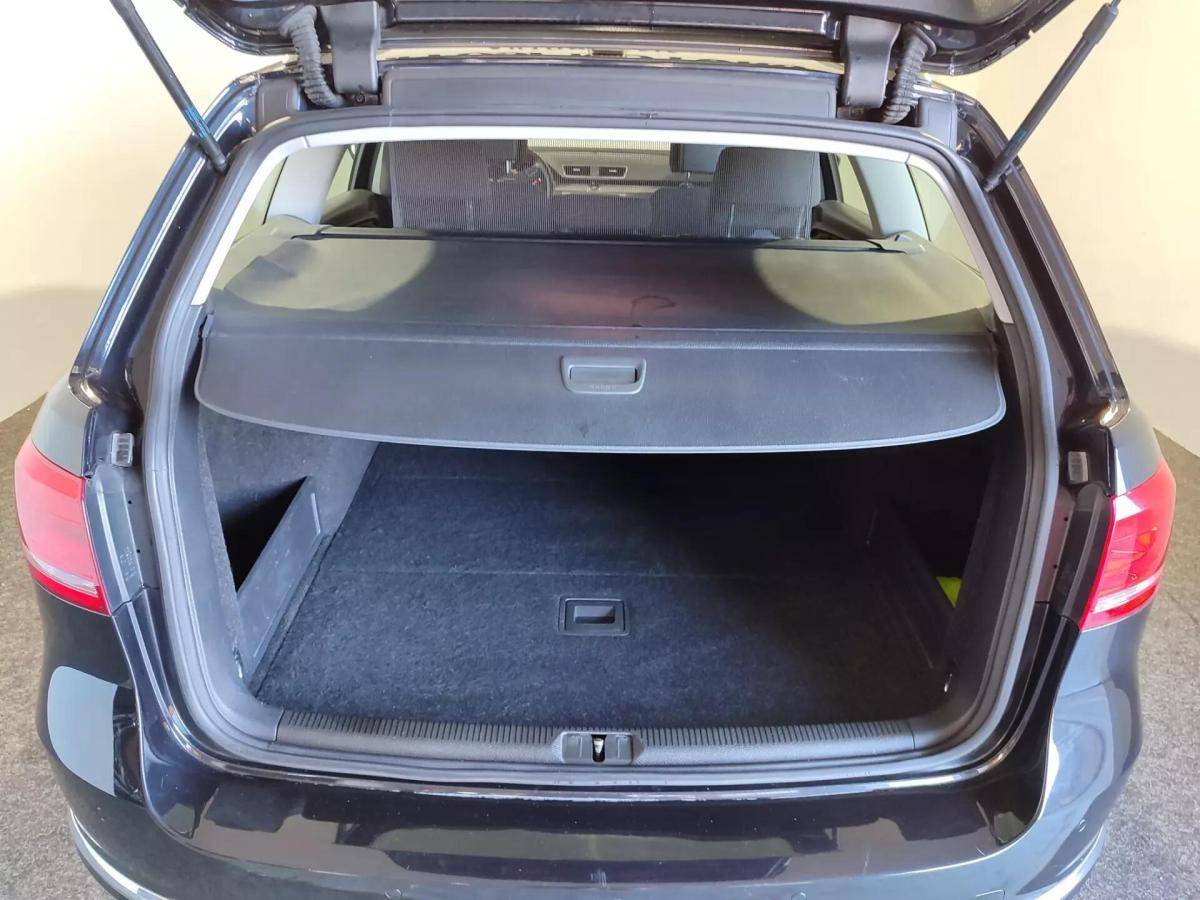volkswagen-passat-variant-2011-diesel-1598cc