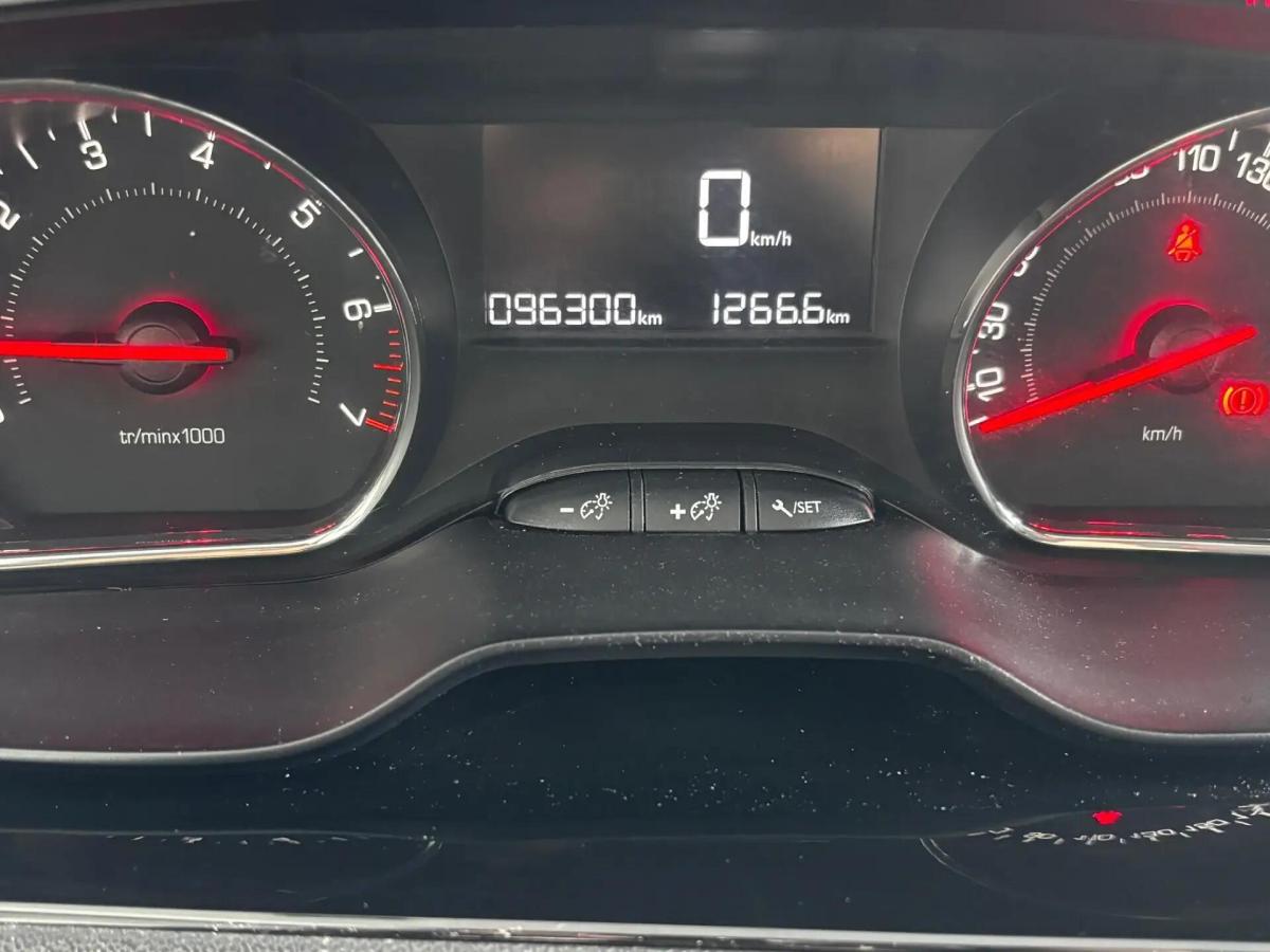 peugeot-208-2013-gasolina-1199cc