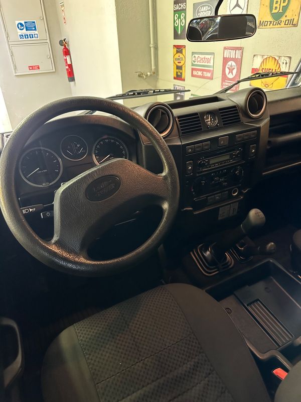 land-rover-defender-2010-diesel-2402cc