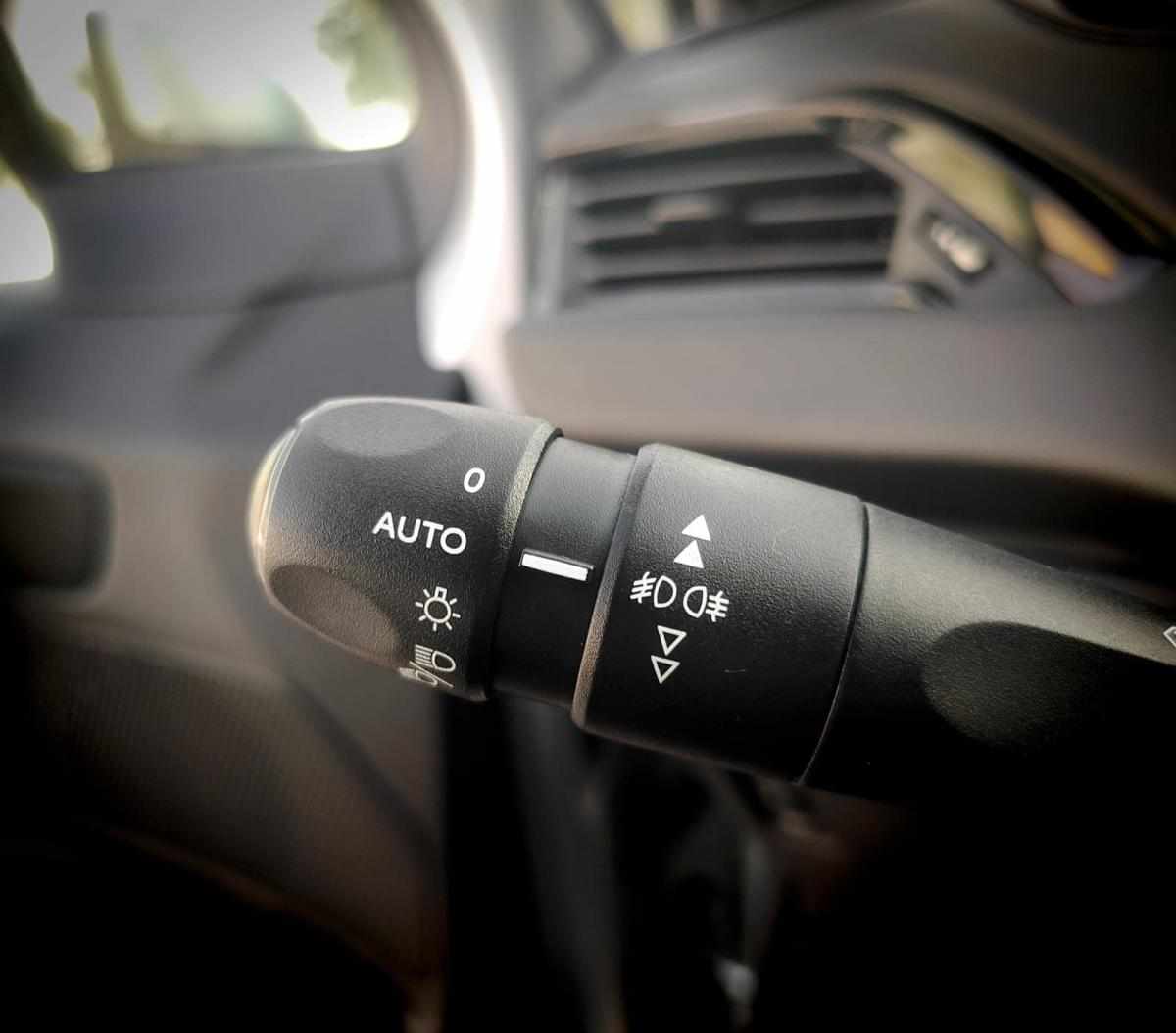 peugeot-208-1-2-vti-2013-gasolina-1199cc