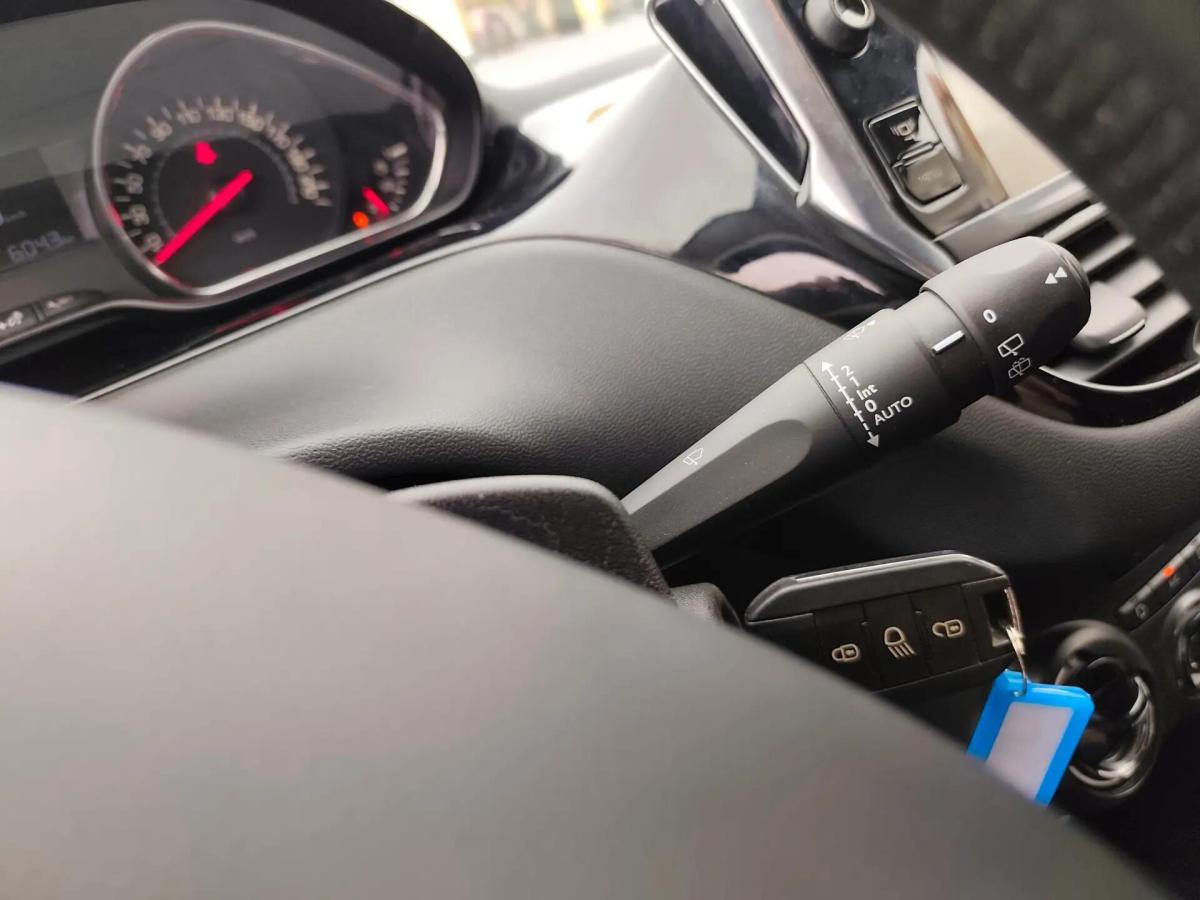 peugeot-208-2014-gasolina-1199cc