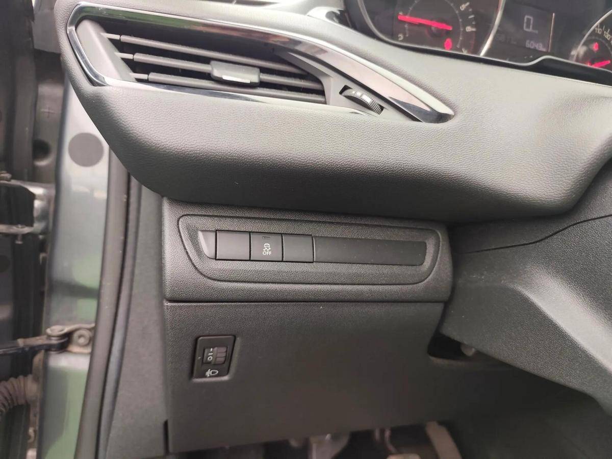 peugeot-208-2014-gasolina-1199cc