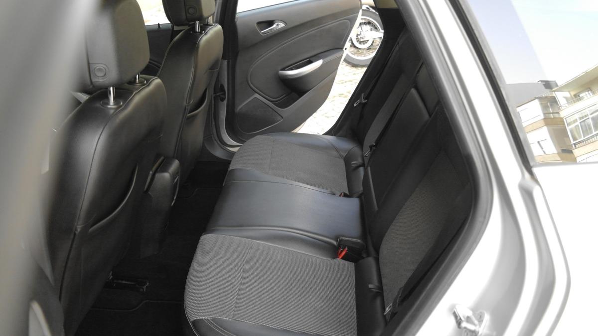 opel-astra-sport-tourer-2011-diesel-1686cc