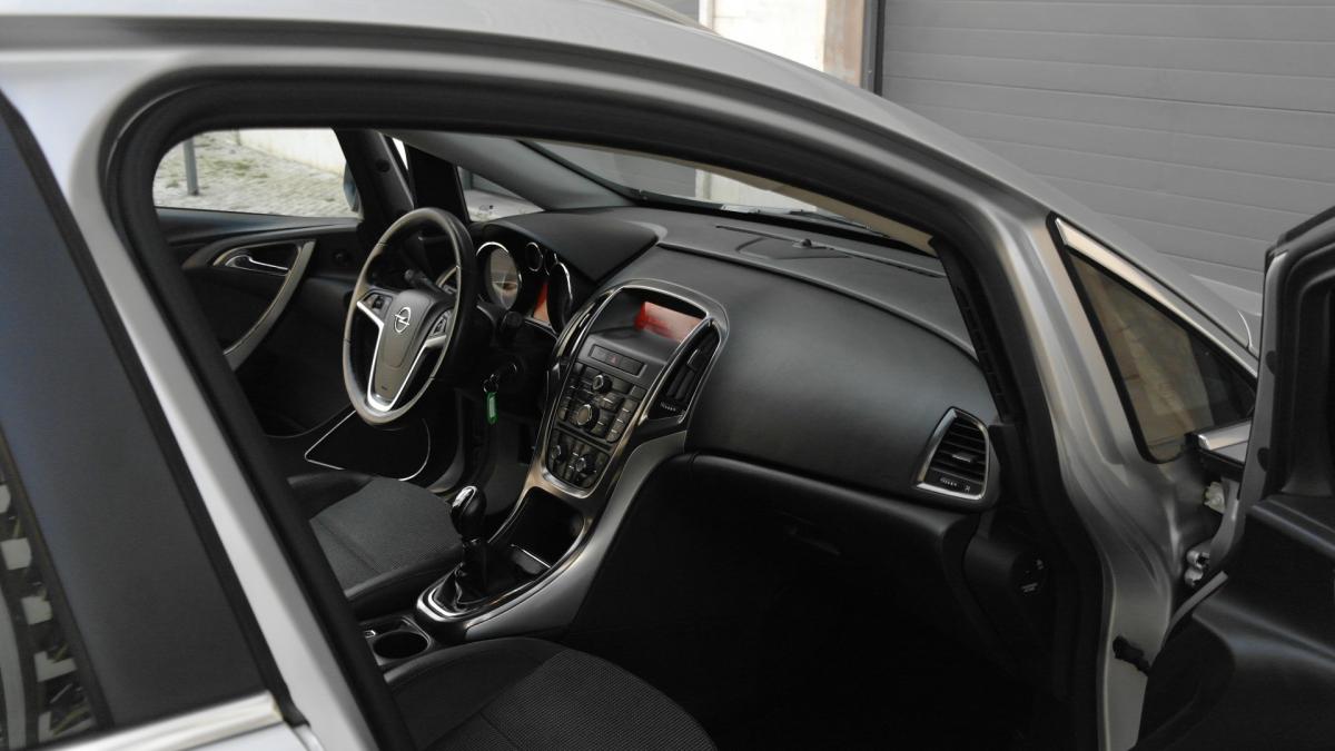 opel-astra-sport-tourer-2011-diesel-1686cc
