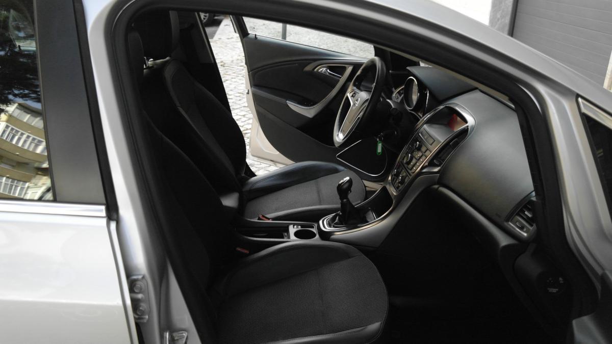 opel-astra-sport-tourer-2011-diesel-1686cc