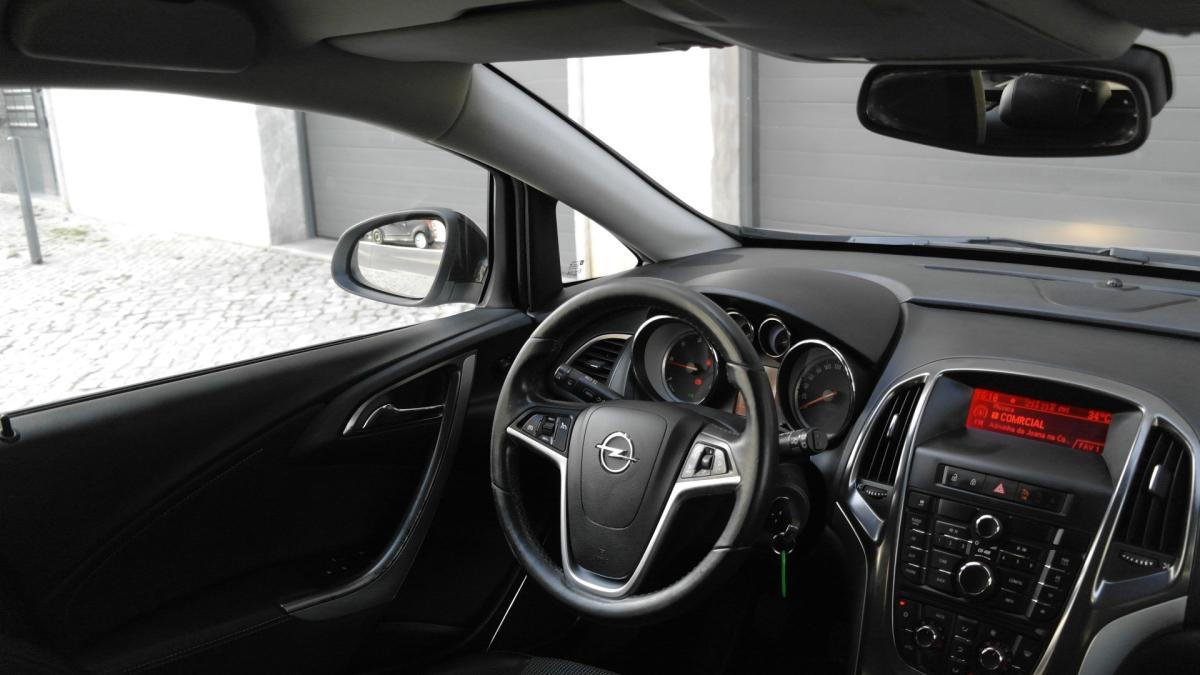 opel-astra-sport-tourer-2011-diesel-1686cc