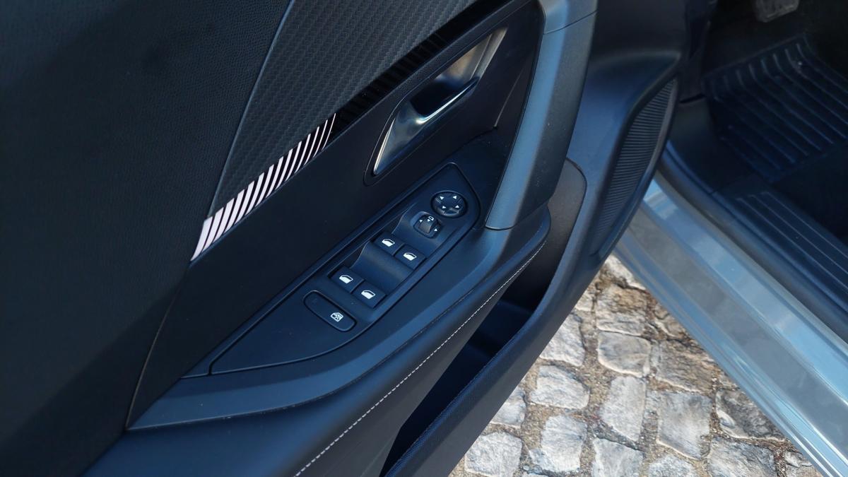 peugeot-e-2008-2025-eletrico-0cc
