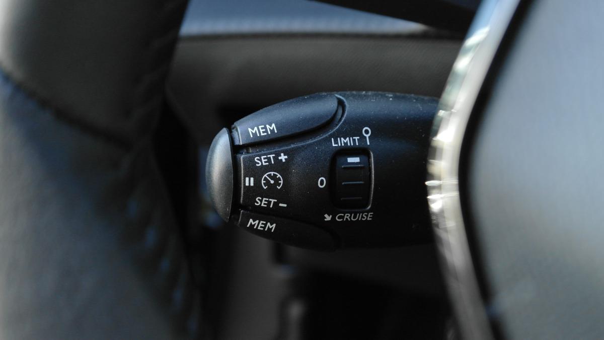 peugeot-e-2008-2025-eletrico-0cc