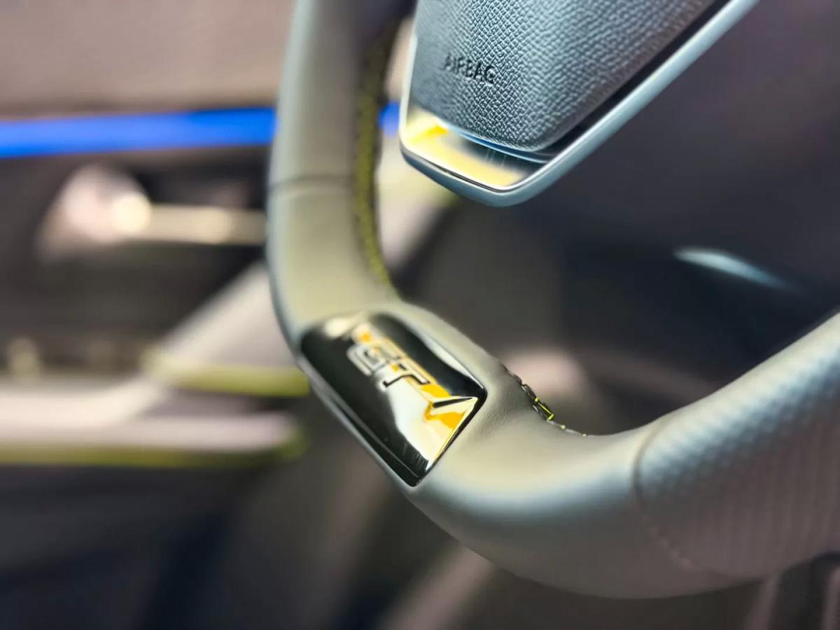 peugeot-e-2008-2025-eletrico-200cc