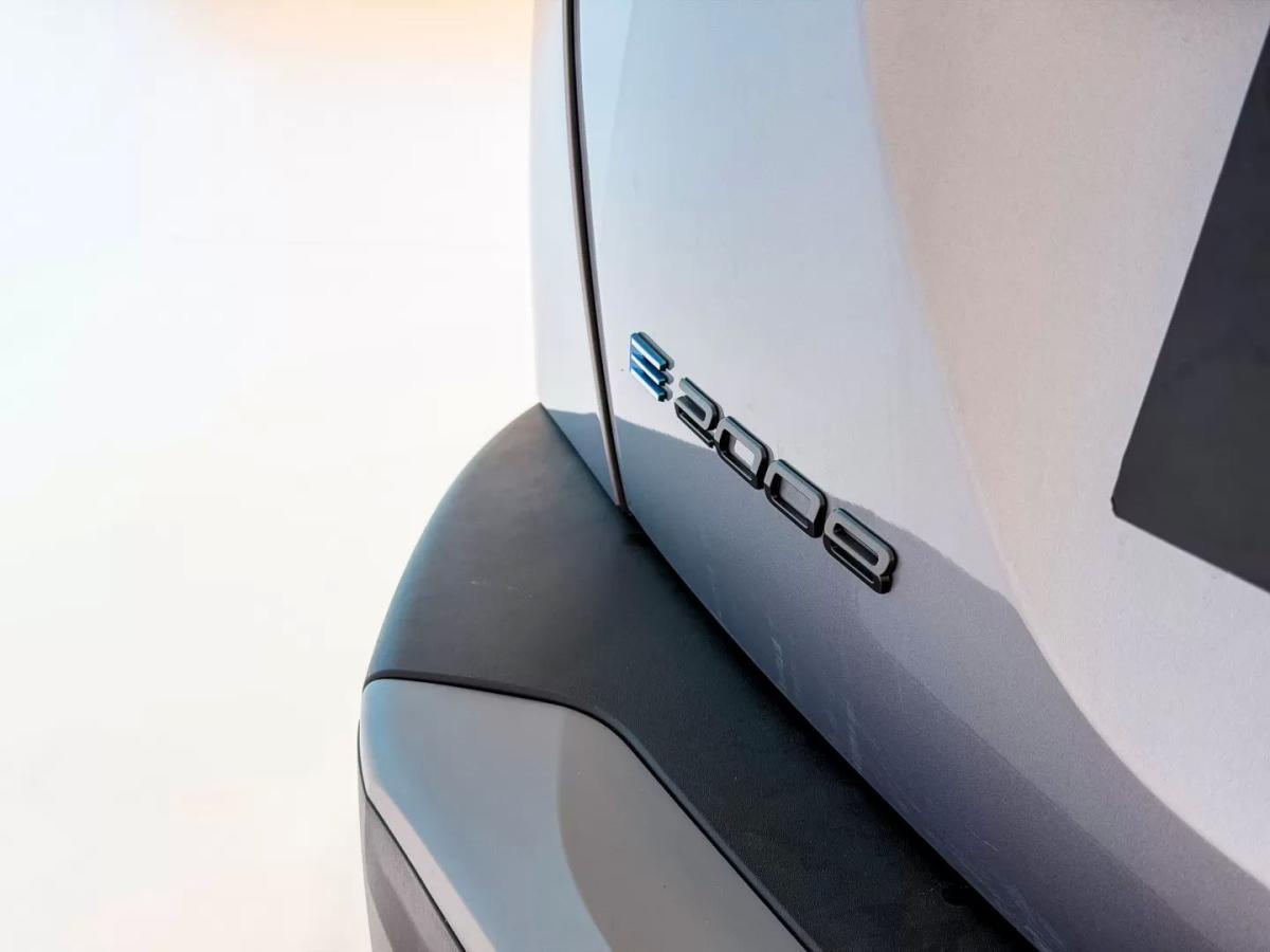 peugeot-e-2008-2025-eletrico-200cc