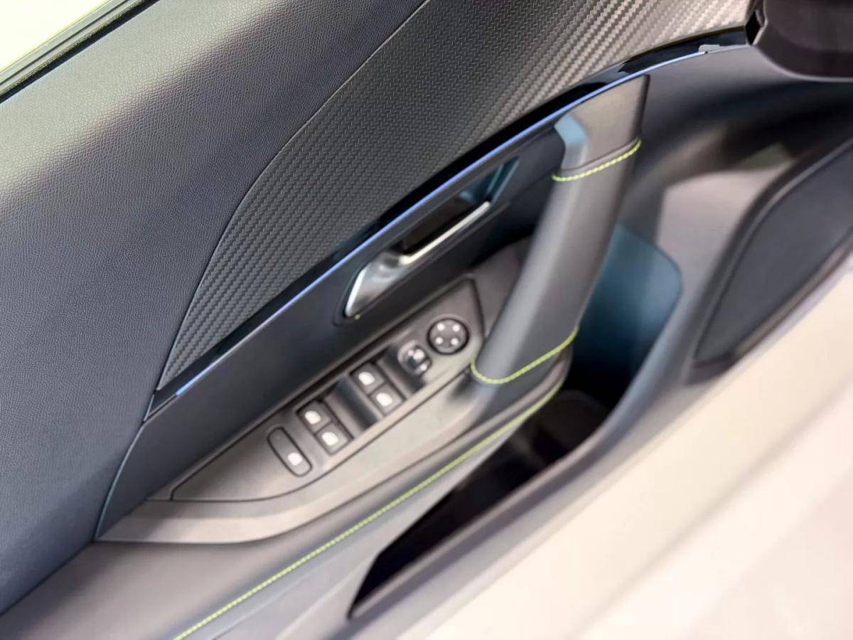 peugeot-e-2008-2025-eletrico-200cc