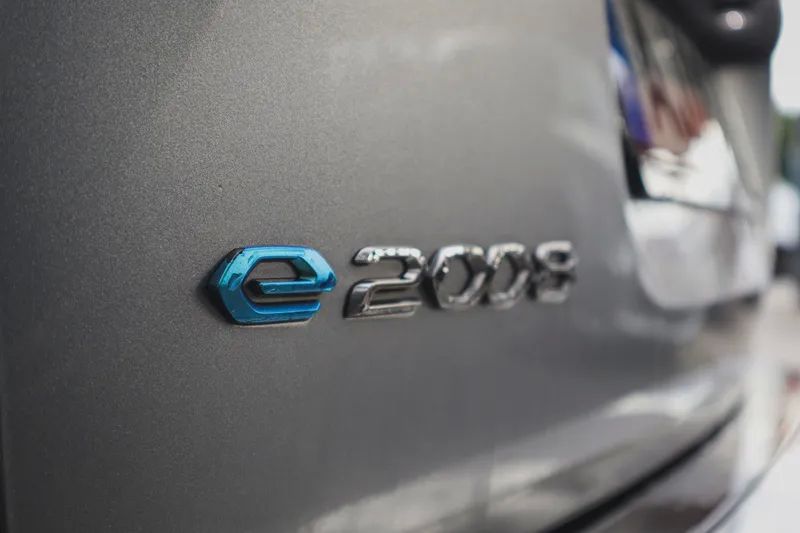 peugeot-e-2008-2021-eletrico-200cc