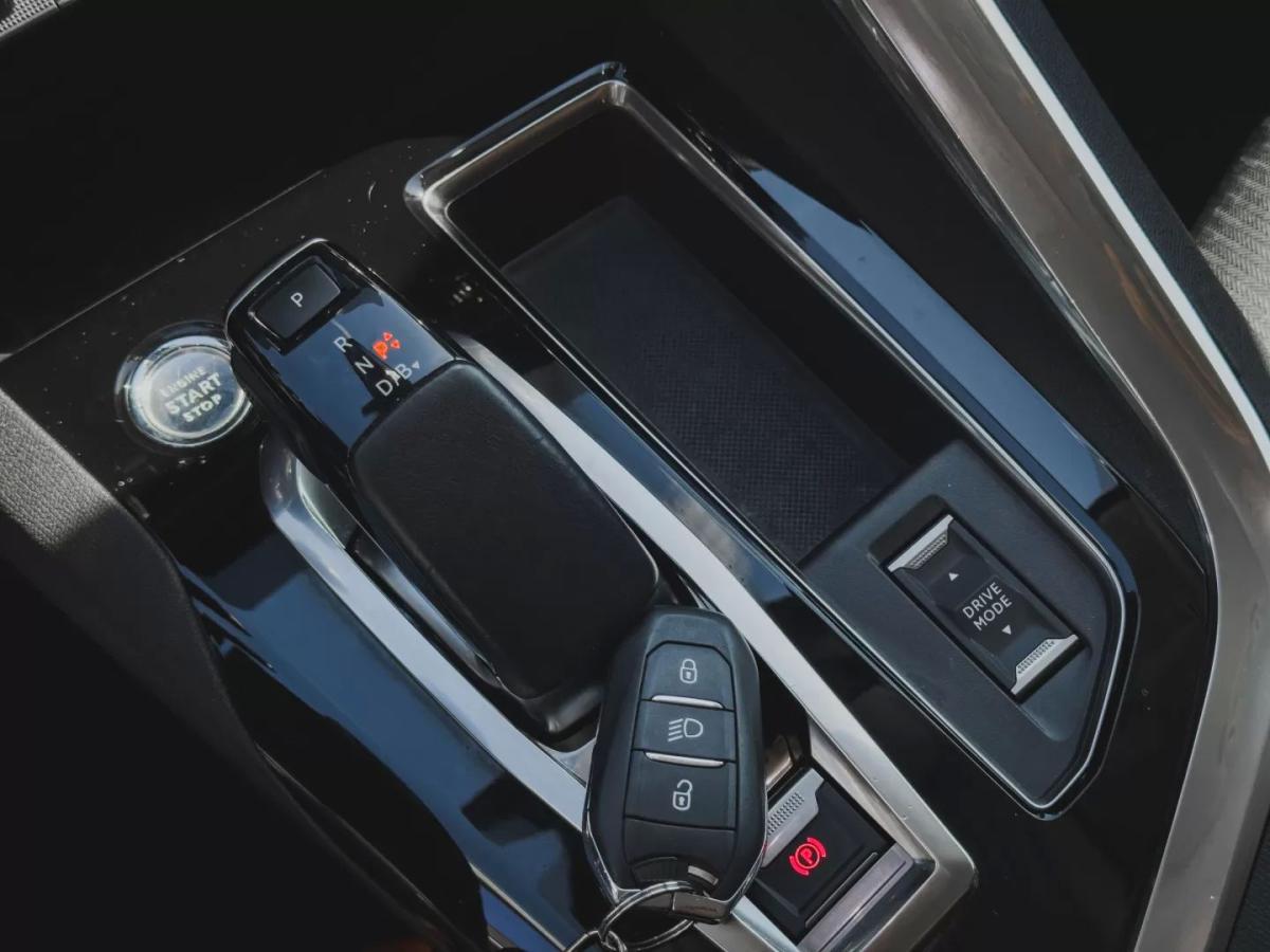 peugeot-3008-2023-hibrido-1598cc