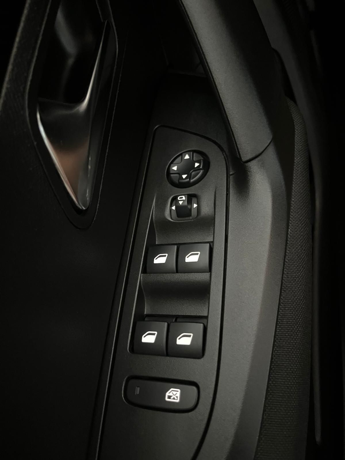 peugeot-2008-2022-diesel-1499cc