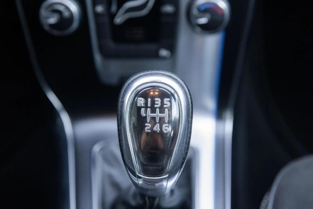 volvo-v40-2014-diesel-1560cc
