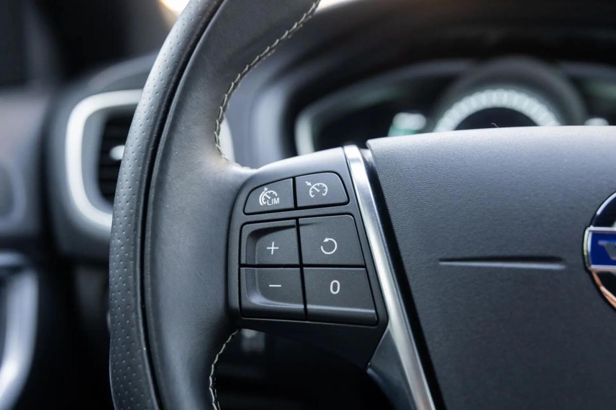 volvo-v40-2014-diesel-1560cc