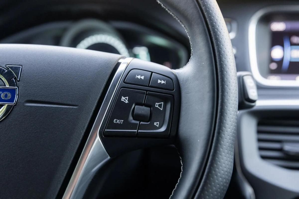 volvo-v40-2014-diesel-1560cc