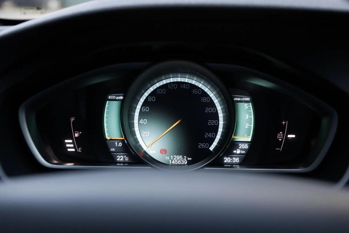volvo-v40-2014-diesel-1560cc