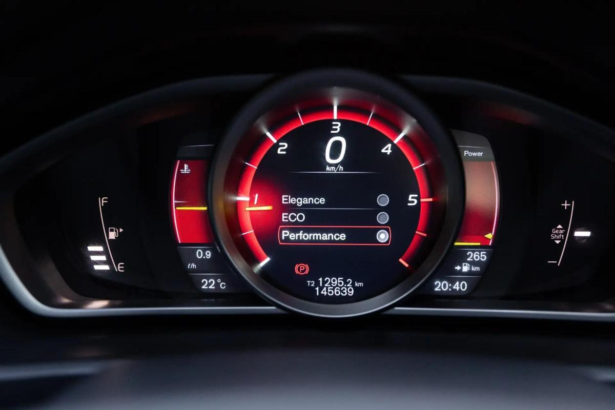 volvo-v40-2014-diesel-1560cc
