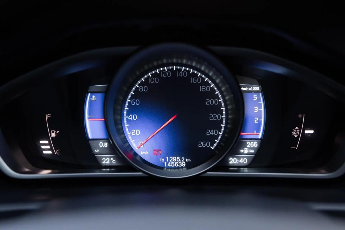 volvo-v40-2014-diesel-1560cc