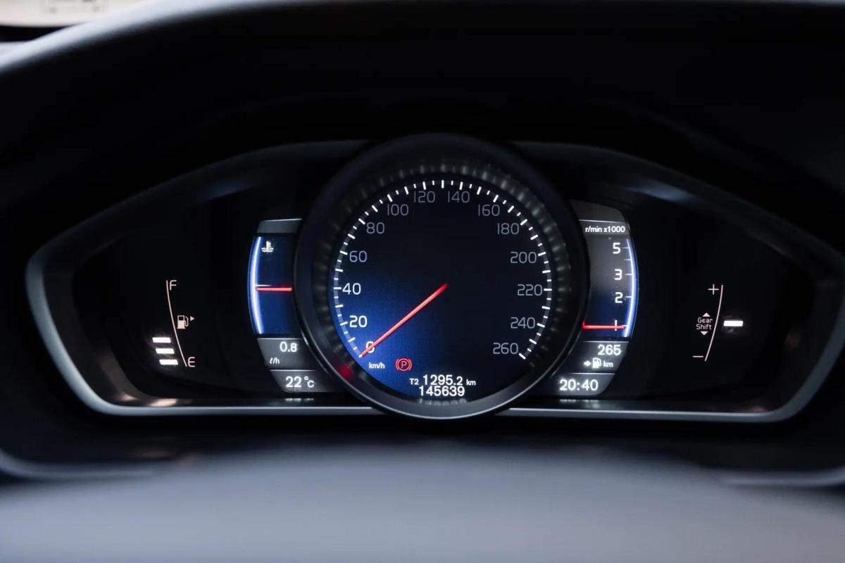 volvo-v40-2014-diesel-1560cc