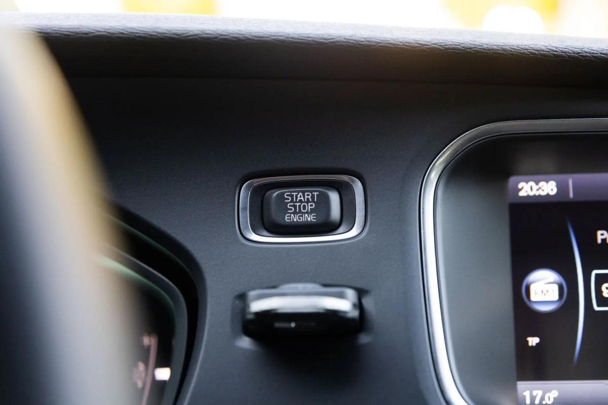 volvo-v40-2014-diesel-1560cc
