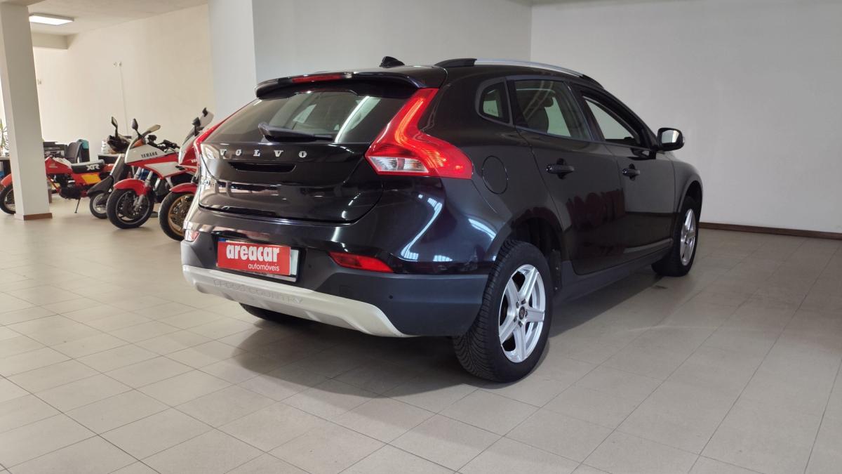 volvo-v40-cross-country-2014-diesel-1560cc