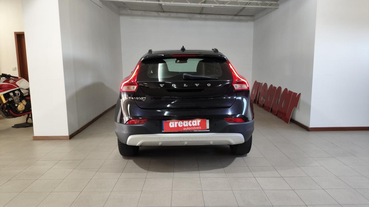 volvo-v40-cross-country-2014-diesel-1560cc