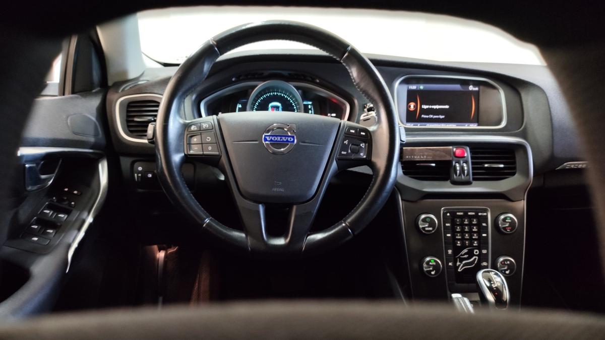 volvo-v40-cross-country-2014-diesel-1560cc