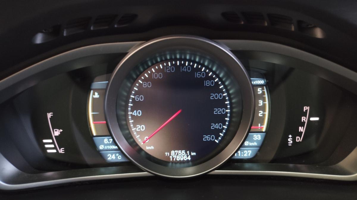 volvo-v40-cross-country-2014-diesel-1560cc