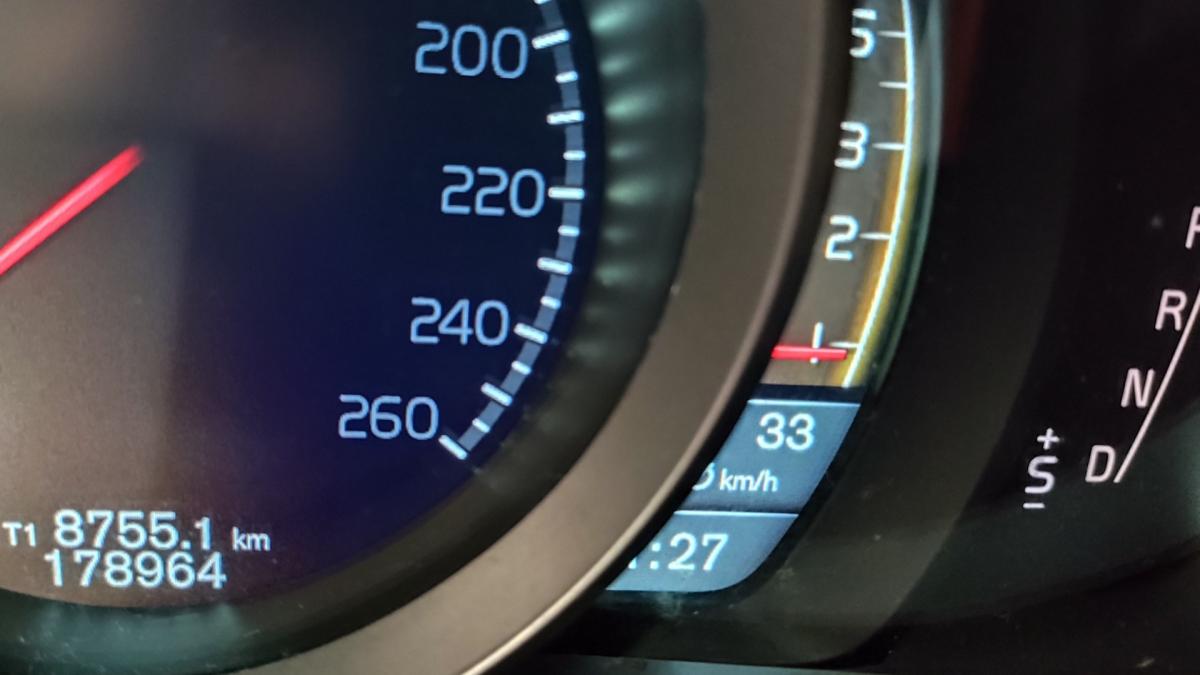 volvo-v40-cross-country-2014-diesel-1560cc