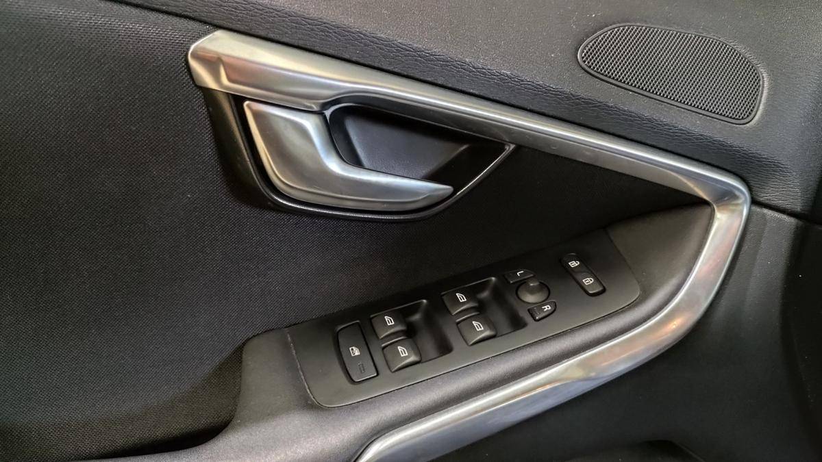 volvo-v40-cross-country-2014-diesel-1560cc