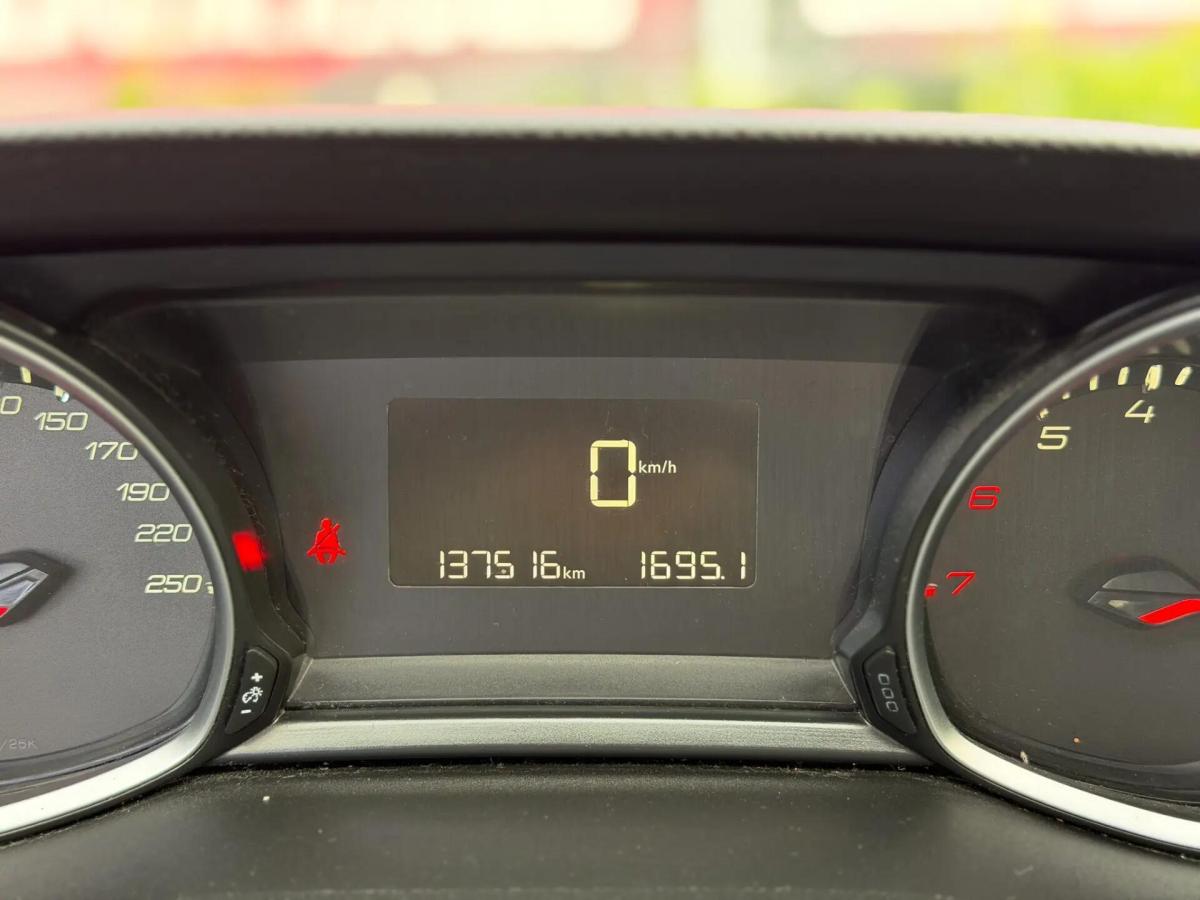peugeot-308-2015-gasolina-1199cc