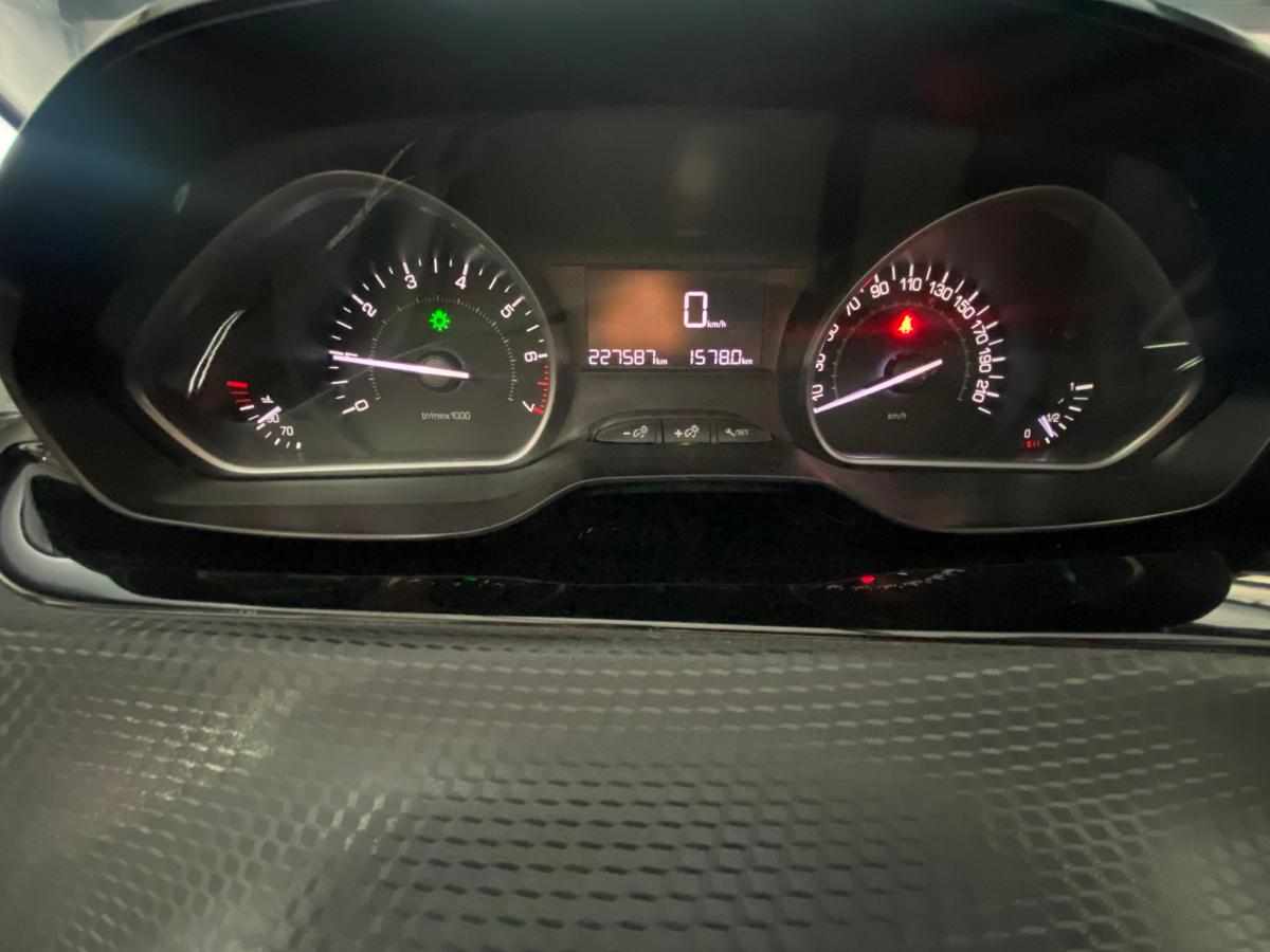 peugeot-208-1-2-vti-2017-gasolina-1199cc