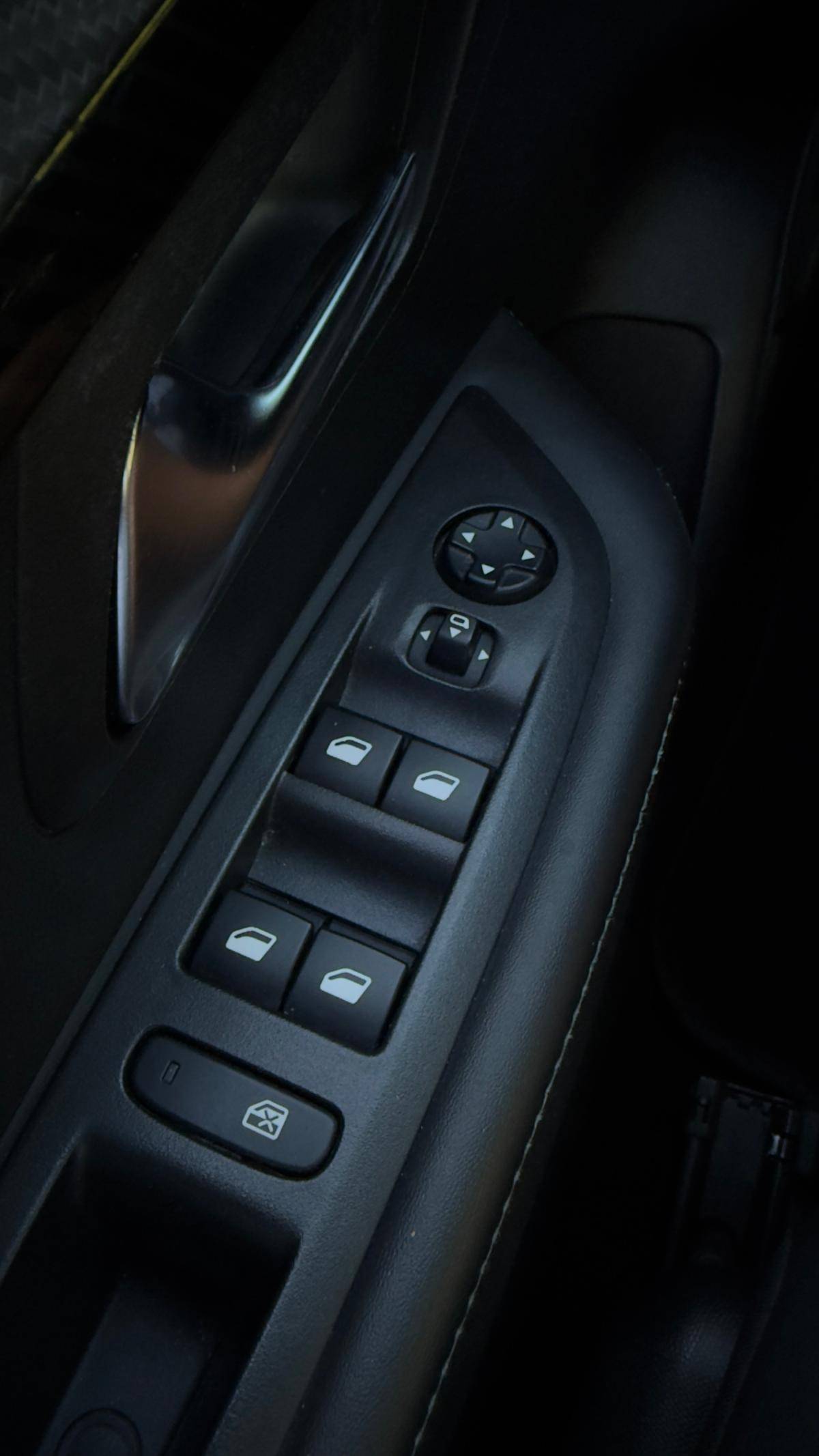 peugeot-208-2021-gasolina-1199cc