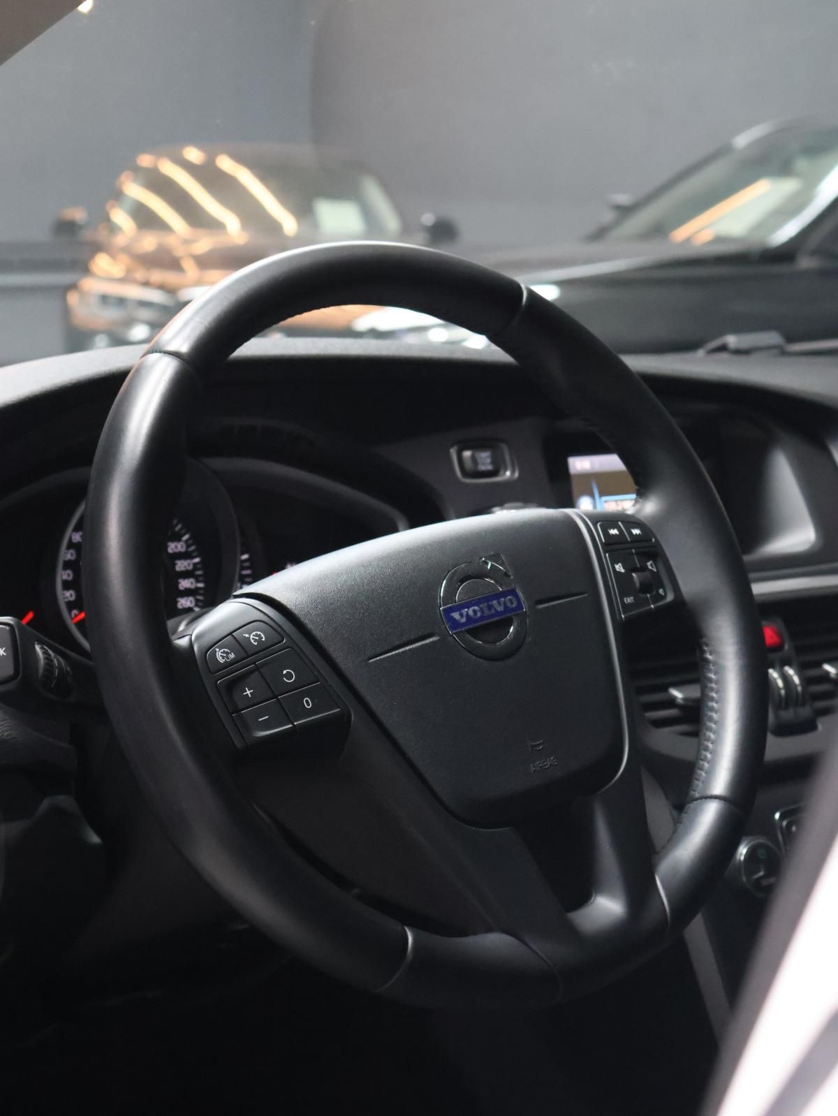 volvo-v40-2013-diesel-1560cc
