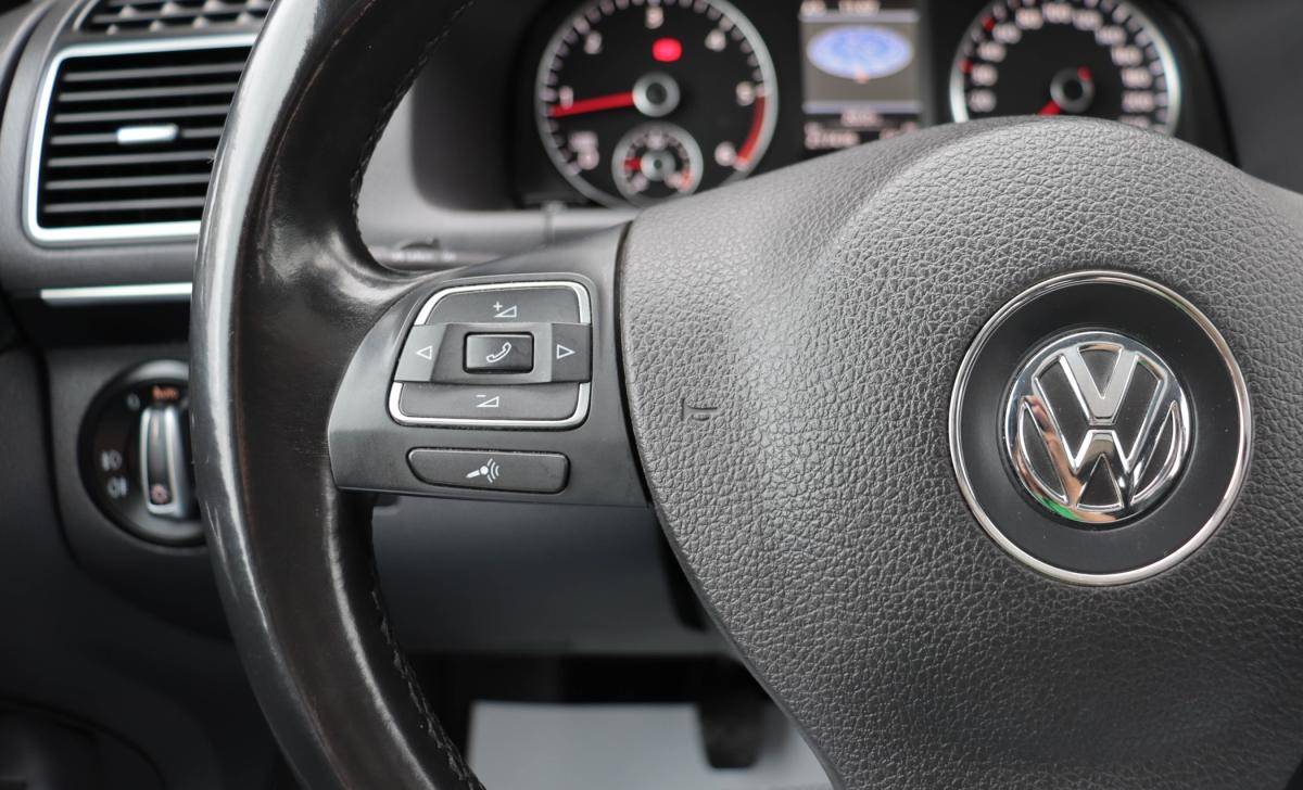 volkswagen-touran-2012-diesel-1598cc