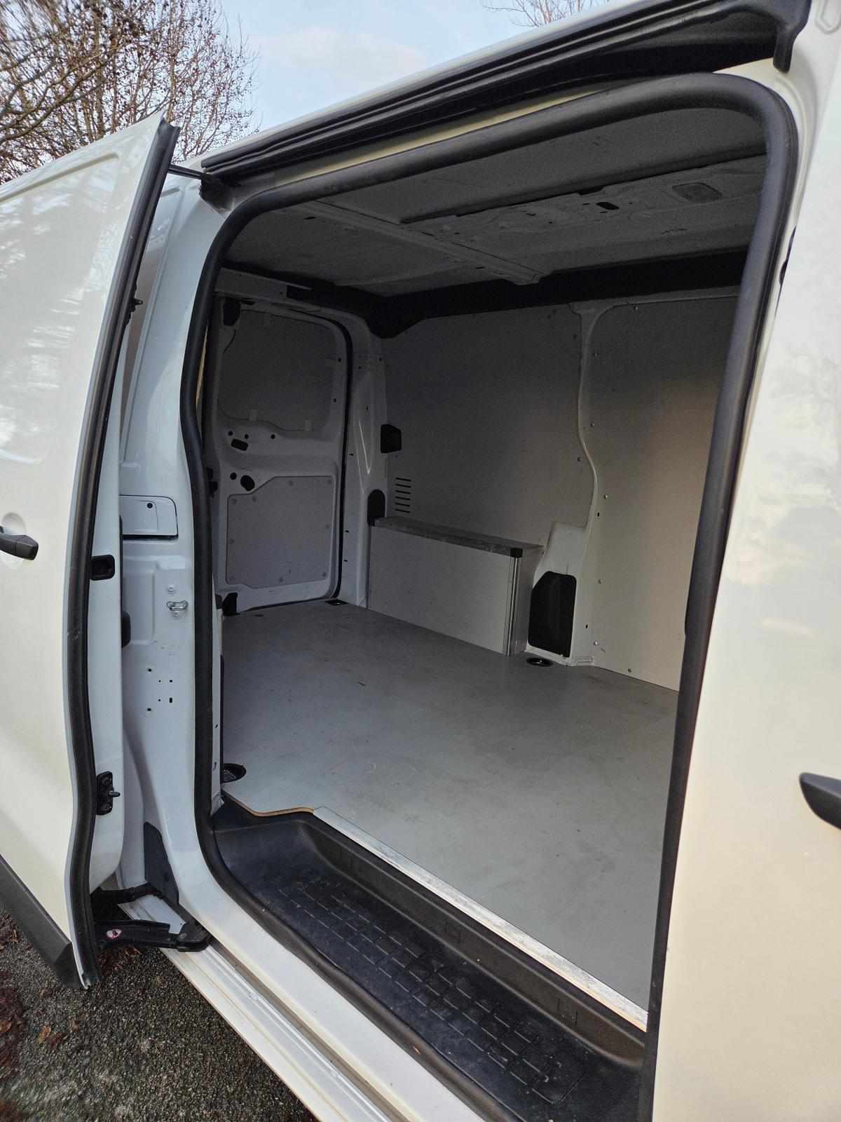 opel-vivaro-2023-diesel-1499cc