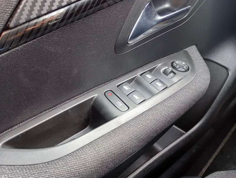 peugeot-208-2025-gasolina-1199cc
