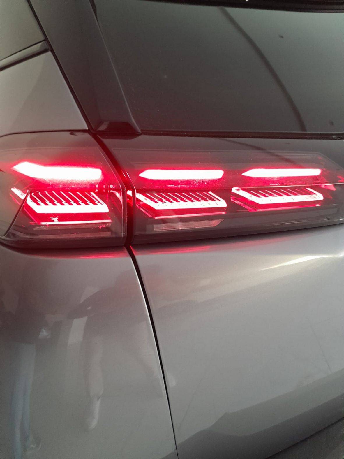 peugeot-2008-2025-eletrico-500cc