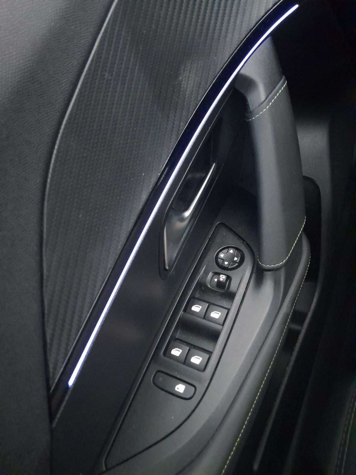 peugeot-2008-2025-eletrico-500cc