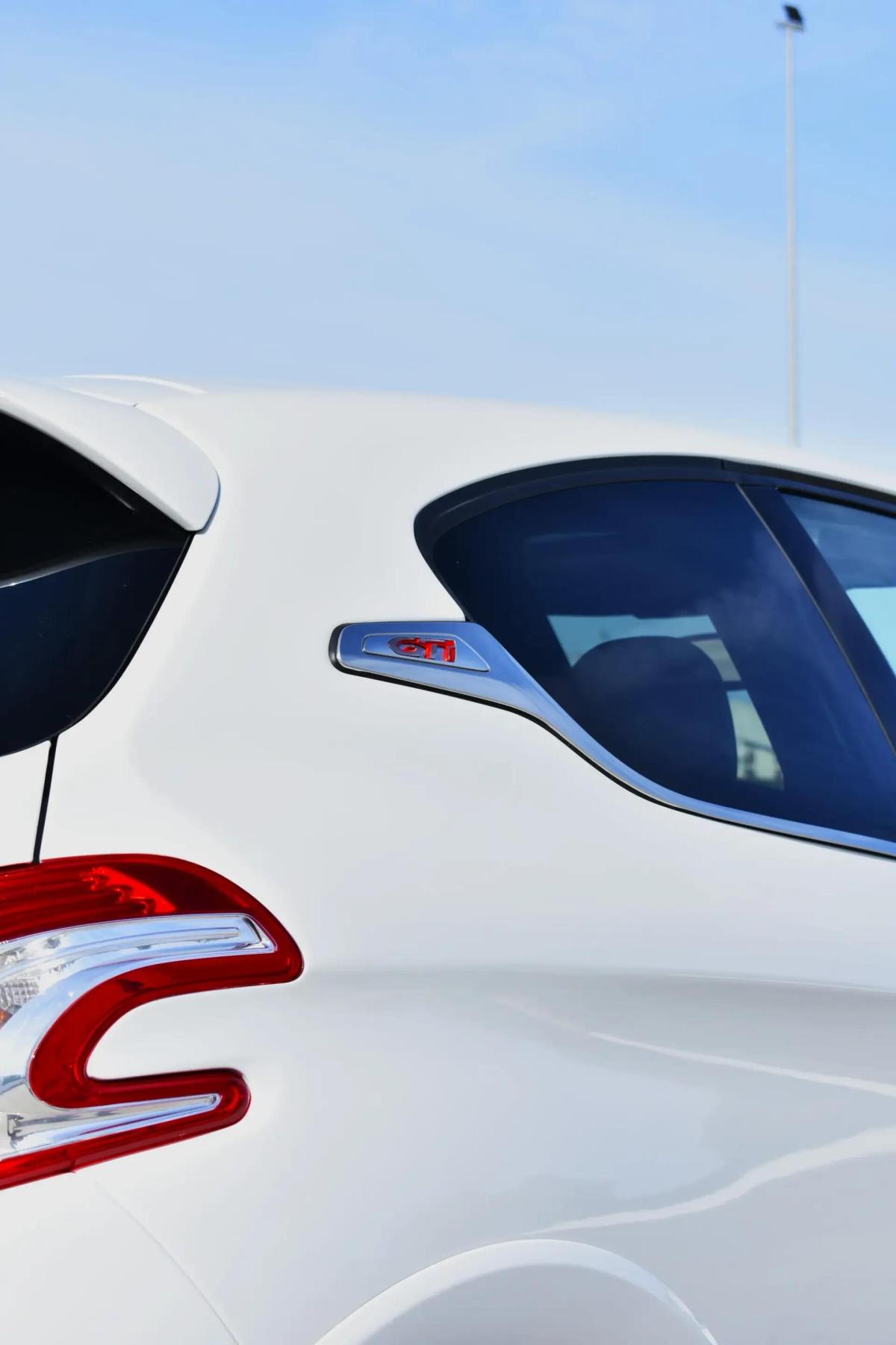 peugeot-208-2014-gasolina-1600cc