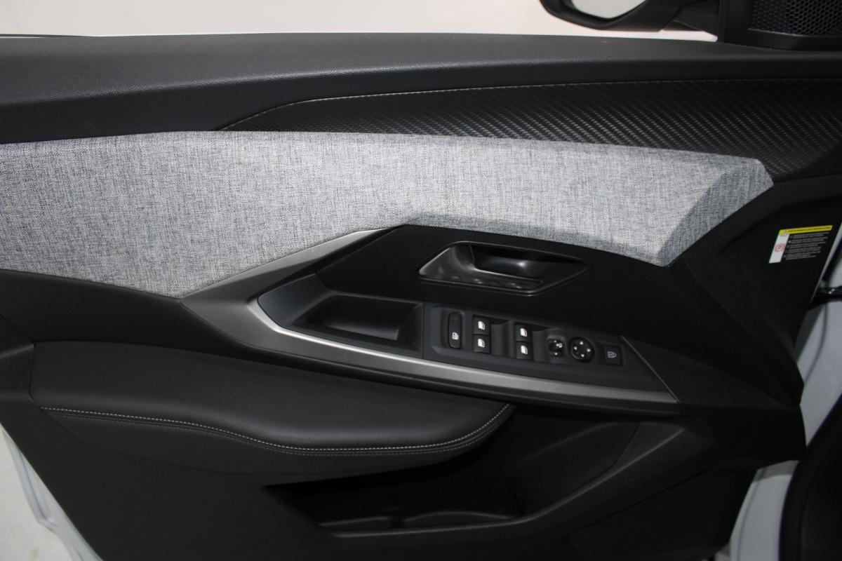 peugeot-e-3008-2025-eletrico-0cc