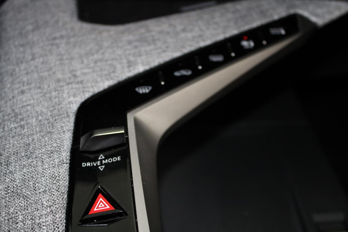 peugeot-e-2008-2025-eletrico-0cc