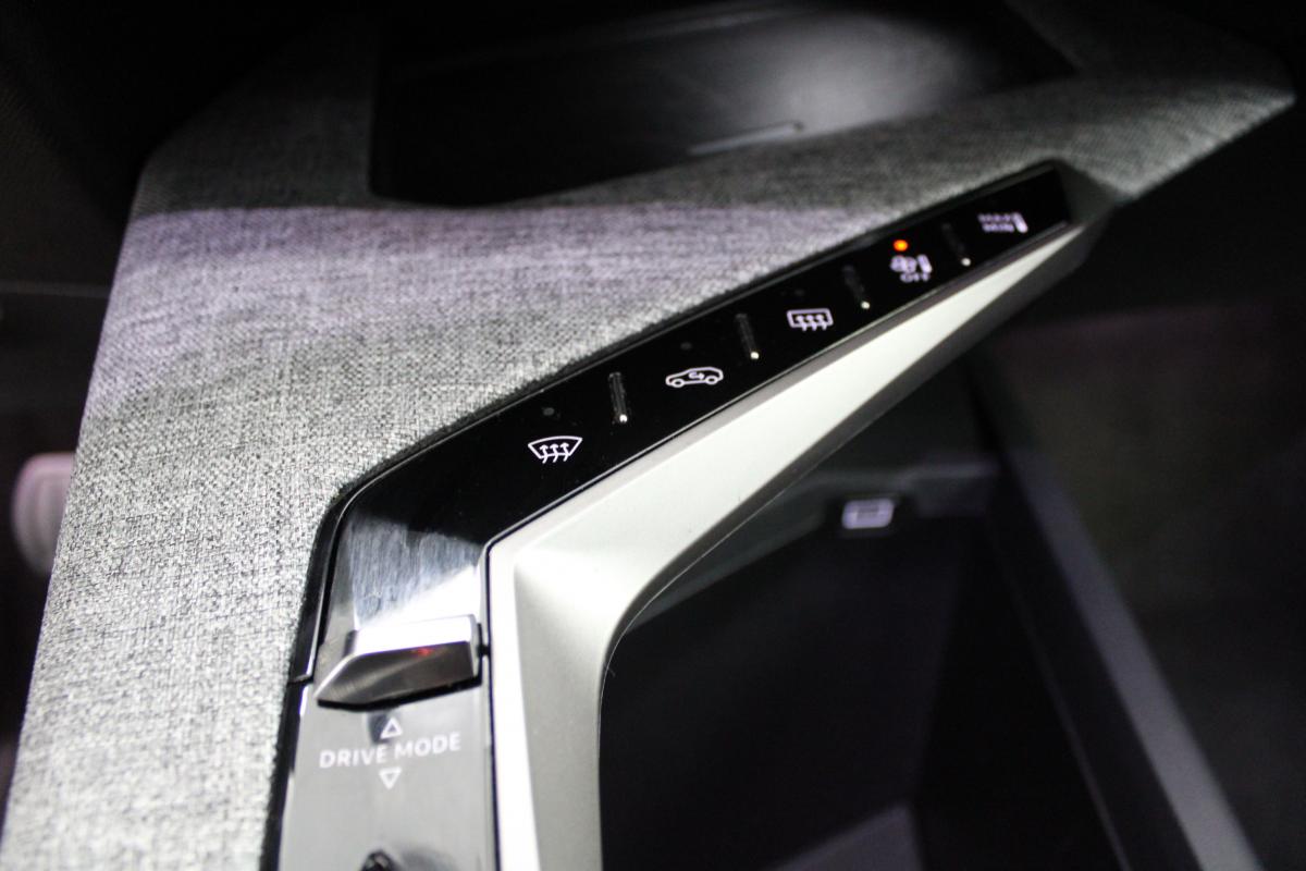 peugeot-e-3008-2025-eletrico-0cc