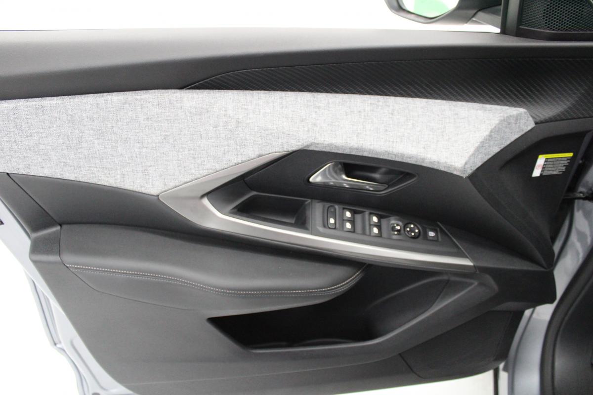 peugeot-e-3008-2025-eletrico-0cc