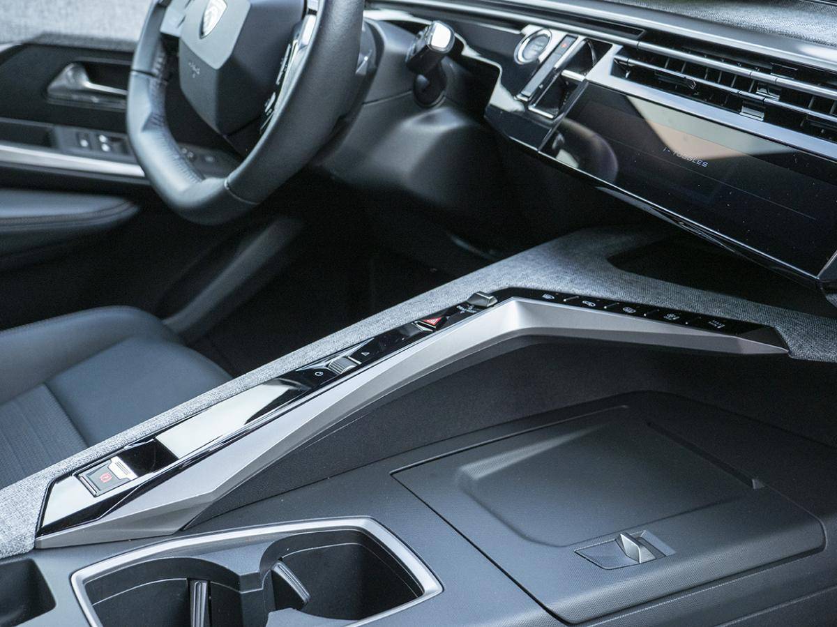 peugeot-e-3008-2024-eletrico-0cc