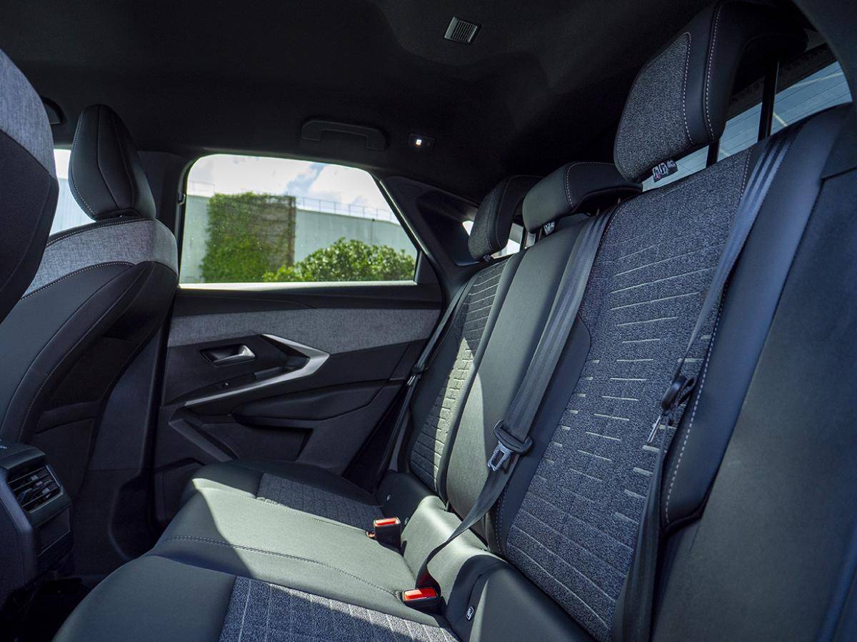 peugeot-e-3008-2023-eletrico-0cc
