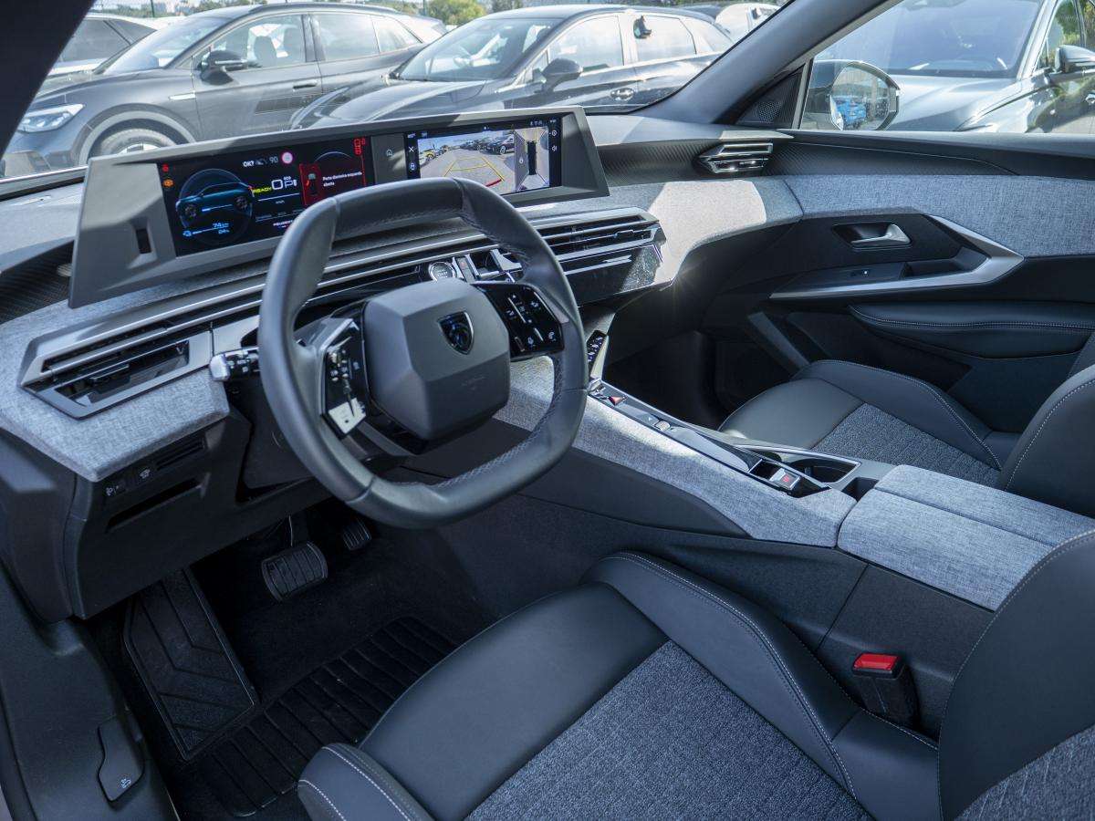 peugeot-e-2008-2025-eletrico-0cc