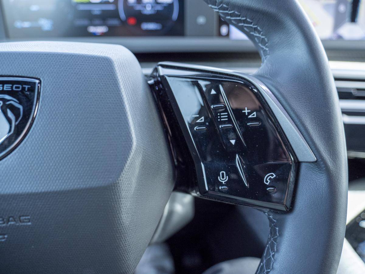 peugeot-e-2008-2025-eletrico-0cc